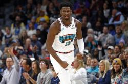 包含关键时刻孟菲斯灰熊备战NBA常规赛，防线松动细节曝光，气氛紧张，更衣室氛围转暖的词条九游.中国官网